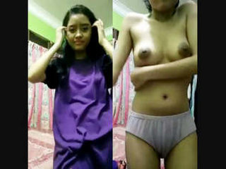 Desi schoolgirl flaunts her big boobs and pussy in a seductive video