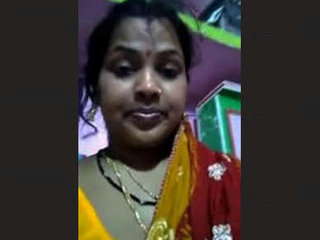 Desi bhabhi masturbates and takes a bath in this video