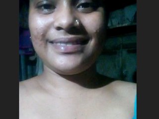 Desi wife showcases her sensuality in village video