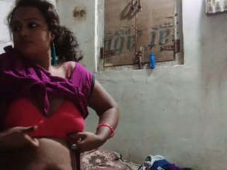 Desi bhabhi's pussy gets fucked by customer in mms video