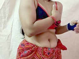 Aunty in a saree changes in the bedroom