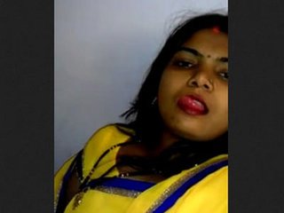 Attractive bhabhi indulges in solo play