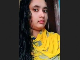 Bangladeshi girl flaunts her beauty in explicit video