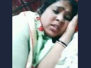 Desi bhabhi flaunts her huge breasts in a seductive manner