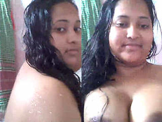 Curvy Indian girl flaunts her hot boobs