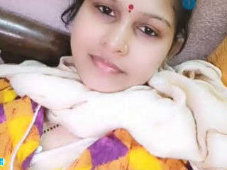 Sexy Indian Bhabhi's Livecam Show: Explore Her Horny Desires
