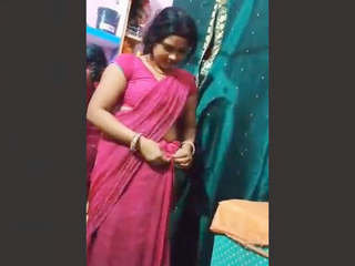 Desi bhabhi bares her pussy in a saree