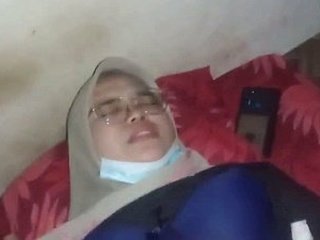 Adorable hijabi girl gives a blowjob and gets fucked