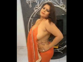 Sapna Bhabhi showcases her voluptuous assets in a revealing outfit