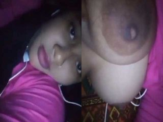 Watch a gorgeous Indian girl flaunt her pretty pussy in a steamy video