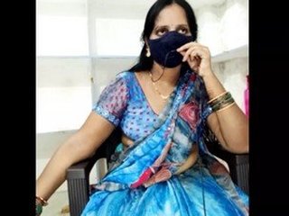 Desi aunty strips naked and flaunts her body in video