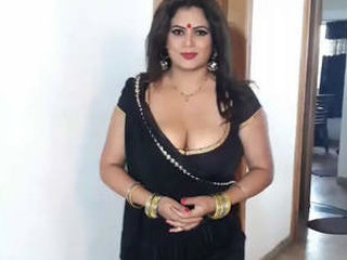 Sapna Bhabhi's boobs bounce in cleavage-focused video