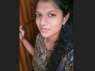 Innocent Tamil girl's MMS video showcasing her beauty and sexiness